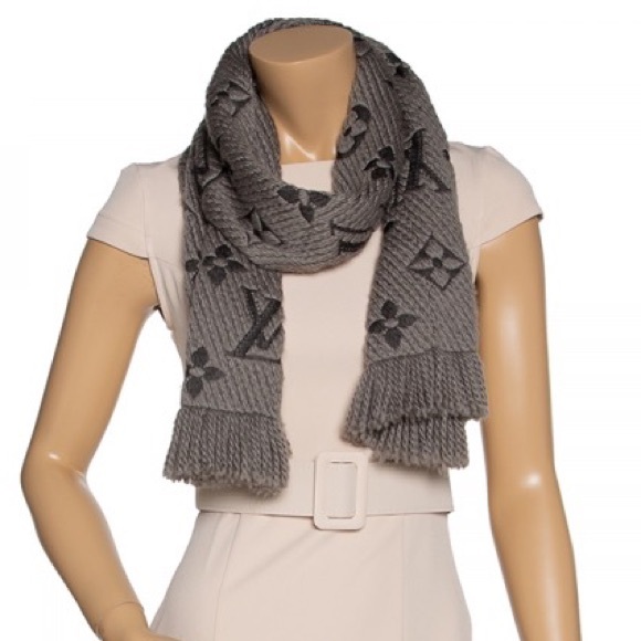 Louis Vuitton: LV Logo Logomania Fringe Scarf (Grey) - Picture 3 of 16